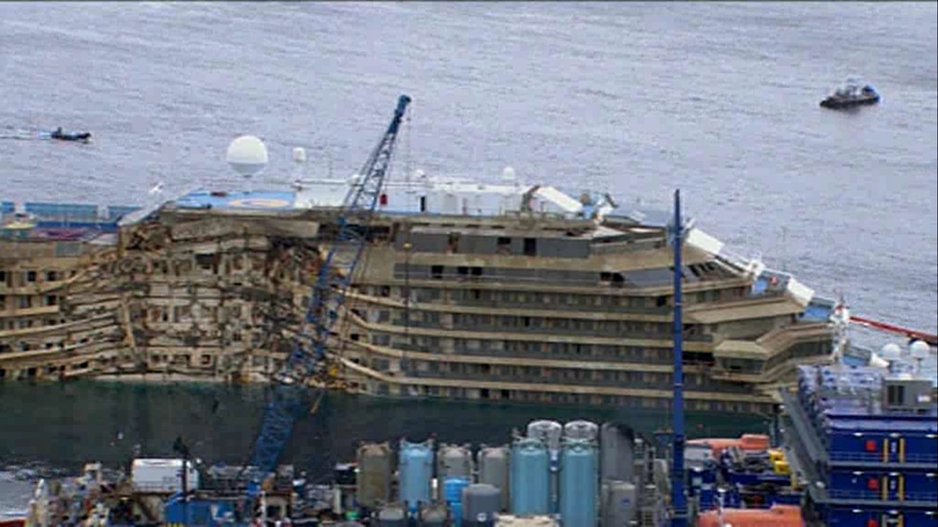 Concordia, resta solo lo scafo: a luglio la demolizione completa