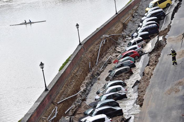 Firenze, voragine inghiotte auto e cambia il volto al Lungarno