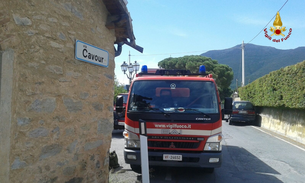 Scoppia un incendio nel solaio, uomo imprigionato nel bagno di casa