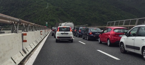 Auto in fiamme sulla A12, tre chilometri di coda