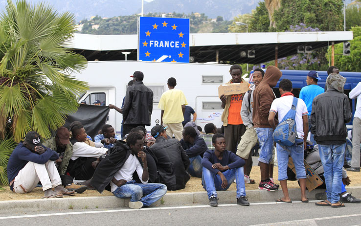 Migranti,  quattordici 'No borders' in commissariato a Ventimiglia 