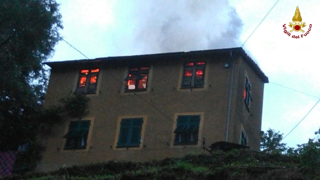 Casa a fuoco nell'entroterra genovese, distrutti il tetto e l'ultimo piano