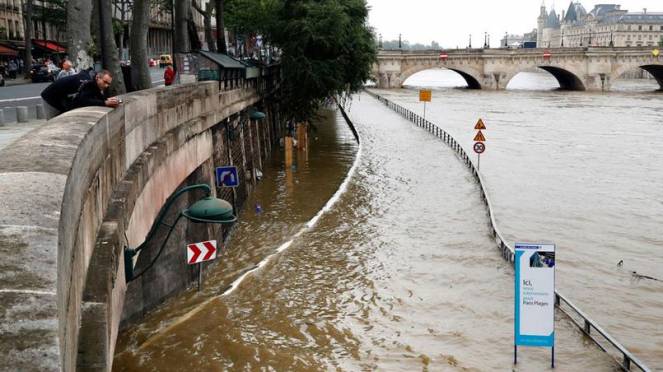 Maltempo a Parigi, continua a scendere il livello della Senna 