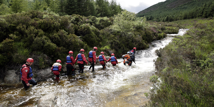 Cade in un fiume facendo canyoning, ragazza grave