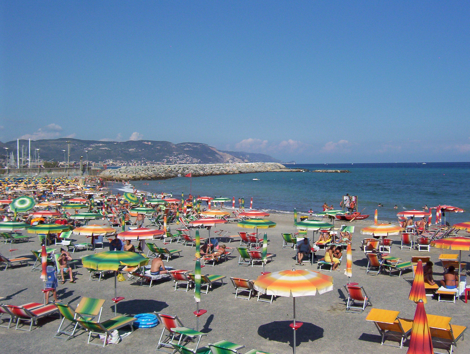 Donna di 42 anni muore sulla spiaggia di Loano per un malore