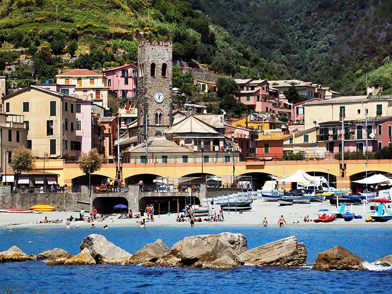 'Vu cumprà' in spiaggia alle Cinque Terre, parte la guerra ai venditori abusivi