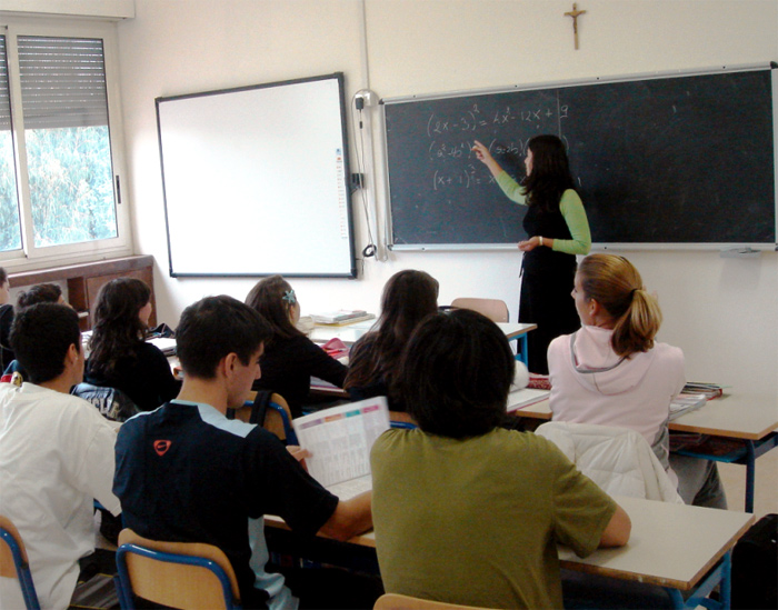 Con i cantautori portare a scuola anche le basi dell'economia 