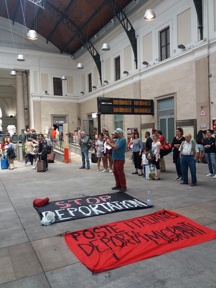 Migranti, presidio No Border alla stazione Genova Principe