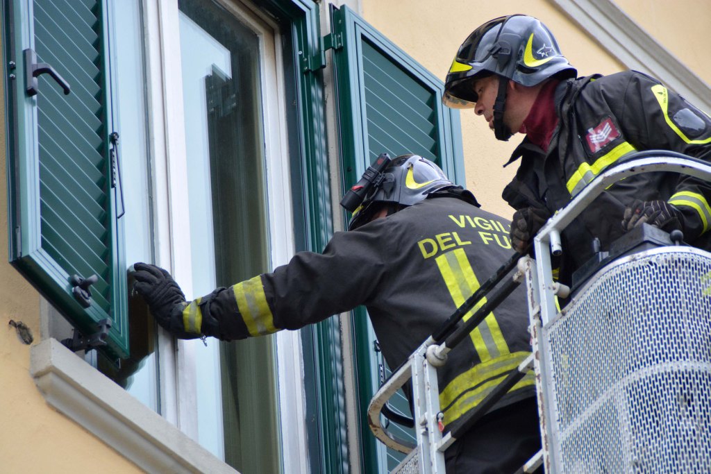 Chiama i pompieri per entrare in casa della ex: 60enne arrestato per stalking