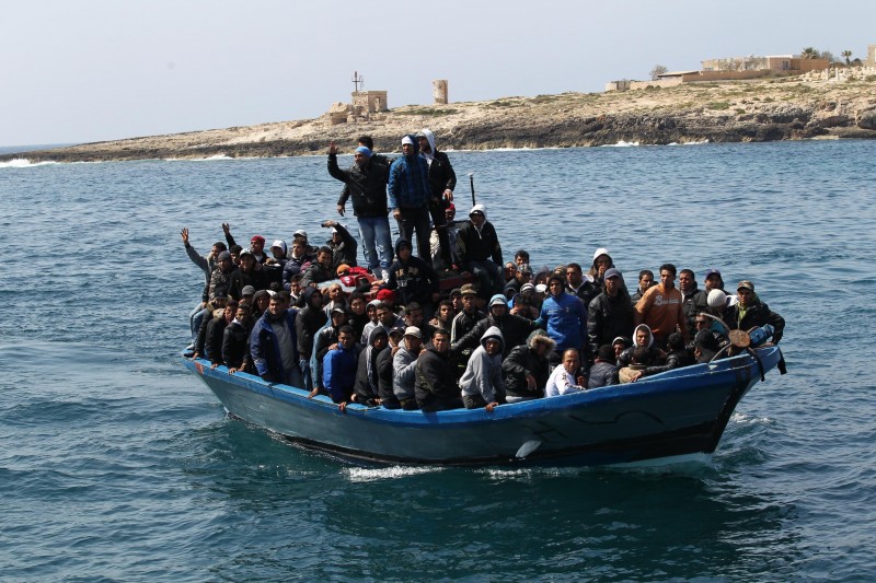 Otranto, bloccato un veliero con 45 migranti a bordo 