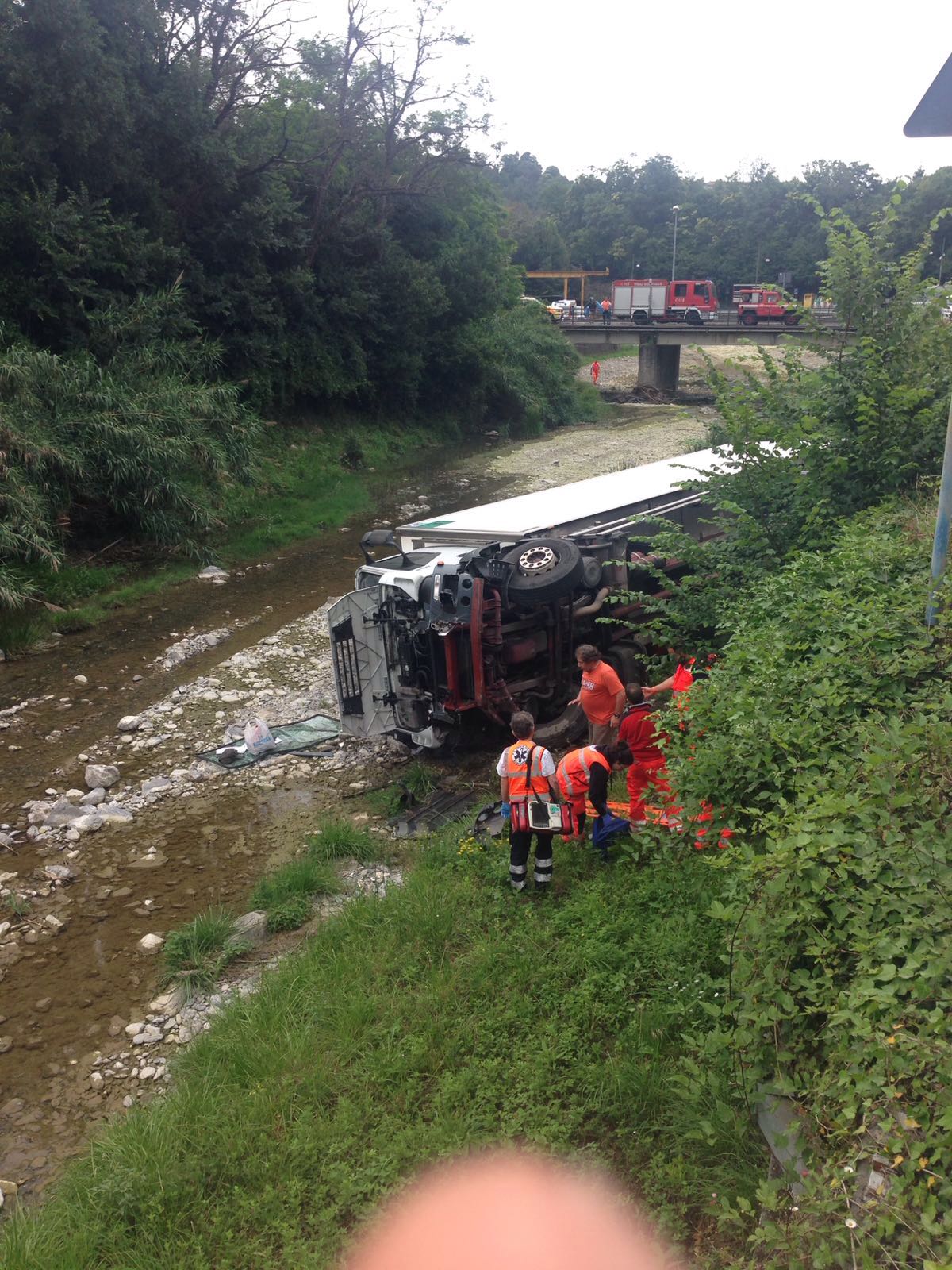 Paura a Rapallo, un camion sfonda il guard rail e finisce nel rio San Pietro