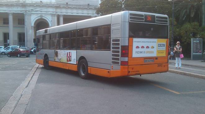 Picchia l'autista Amt, poi scappa in auto: violenza a Castelletto fuori dal bus