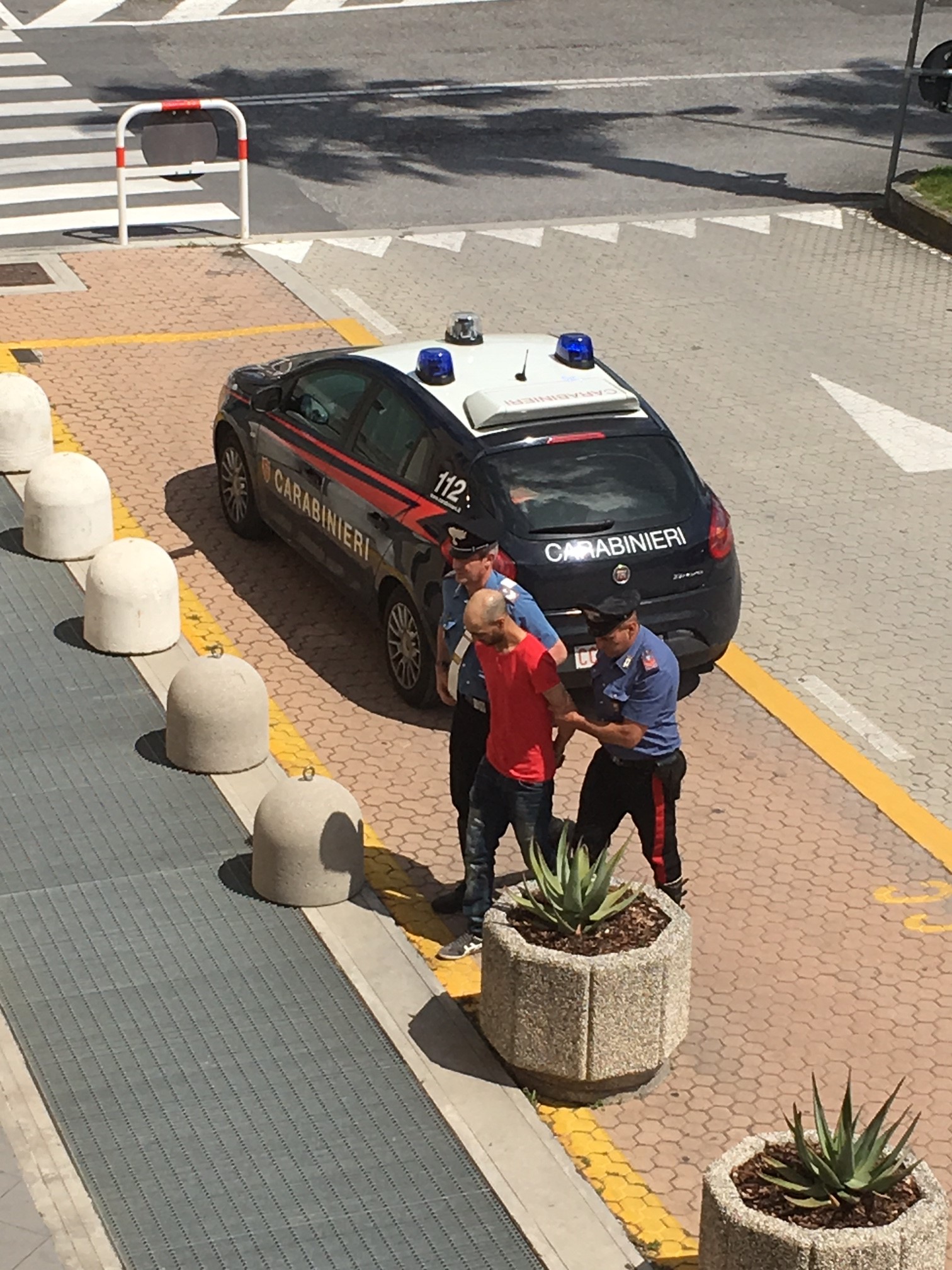 Rapina, inseguimento e arresto a tempo record: scene da film davanti alla stazione di Albenga