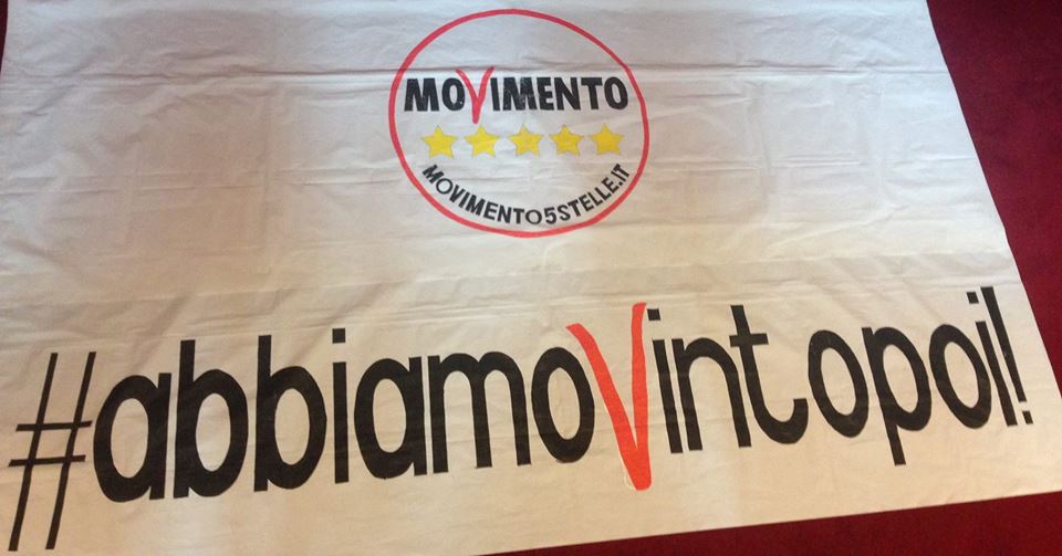 Striscione dei 5 Stelle a Palazzo Tursi: 