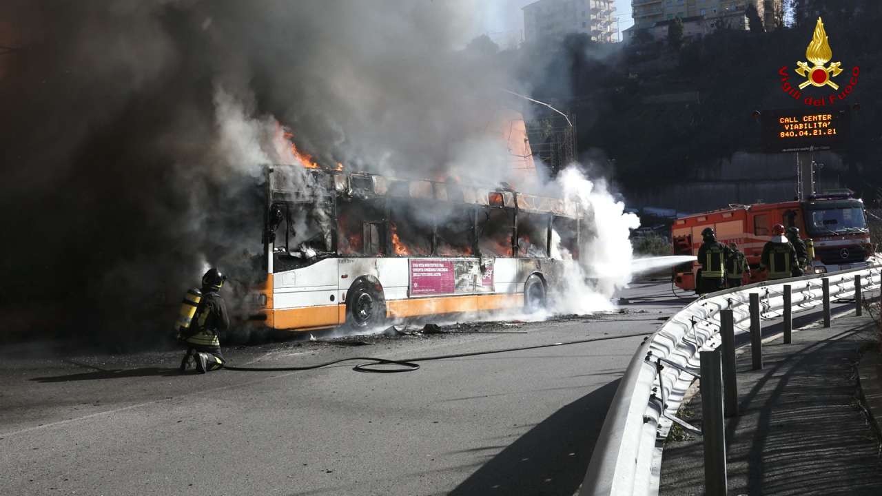 In fiamme un bus Amt a Genova sulle alture della Valbisagno