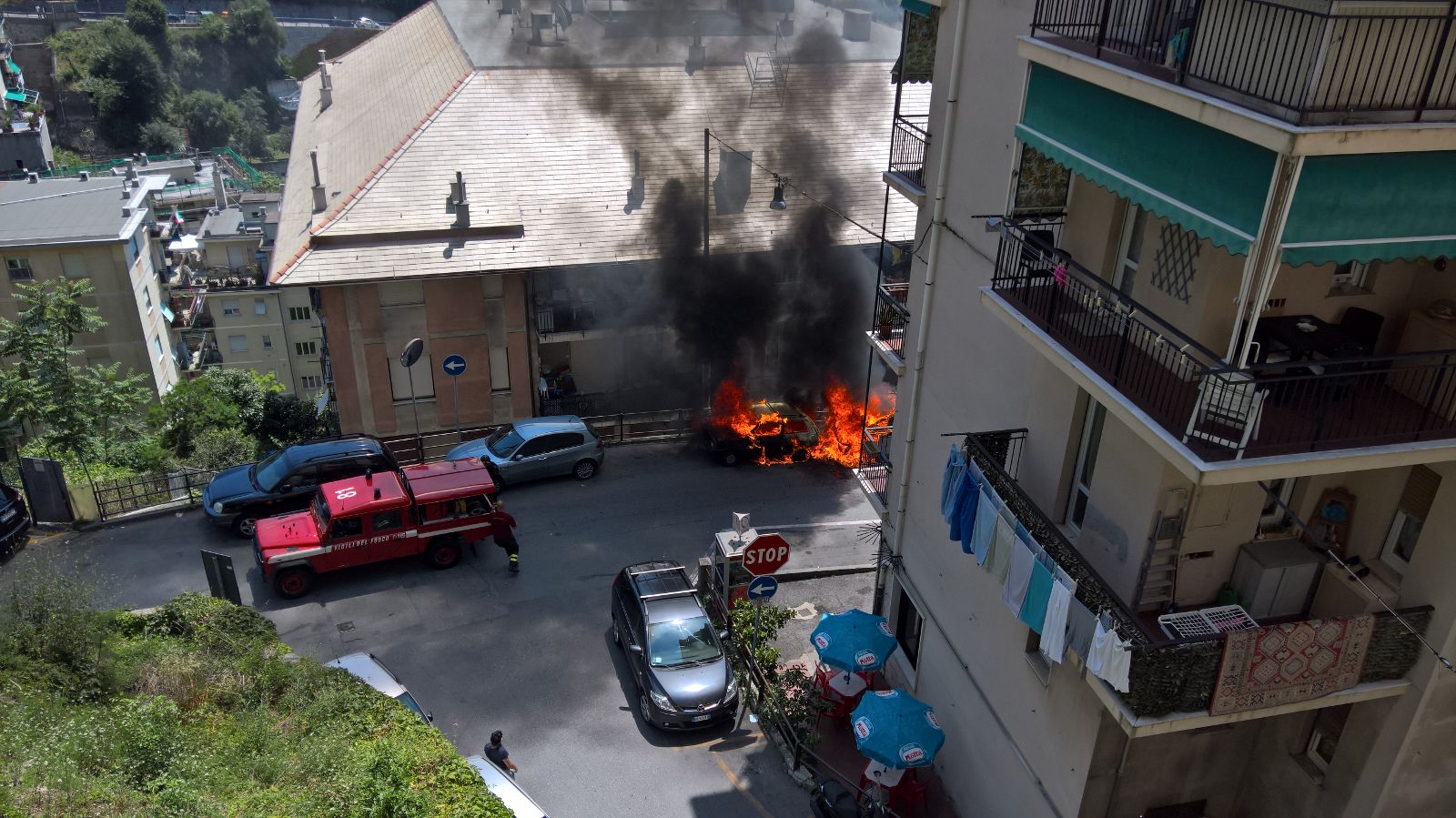 Due auto in fiamme in Via Robino, intervengono gli artificieri