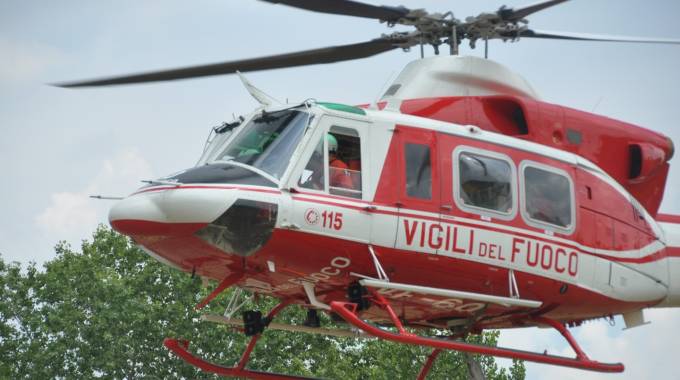 Moto finisce sotto auto, giovane motociclista in ospedale