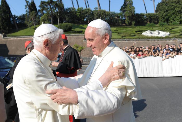 Papa Francesco abbraccia Ratzinger per l'anniversario del sacerdozio 