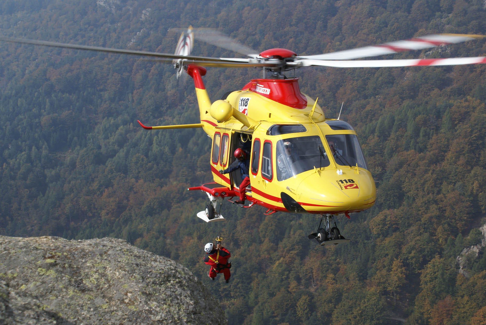 Donna precipita per 30 metri durante arrampicata