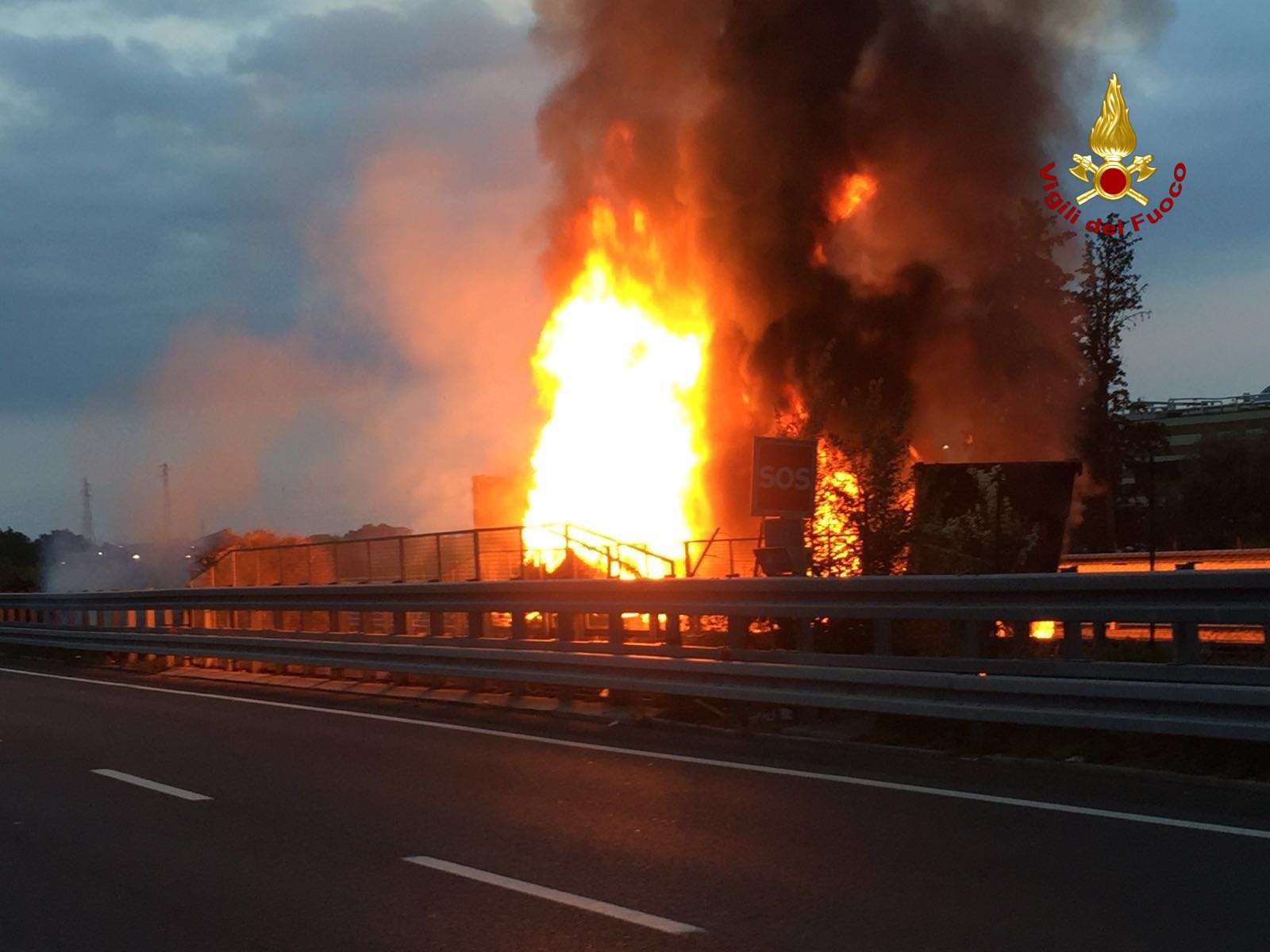 Camion a fuoco sull'autostrada, A10 chiusa e 12 chilometri di coda