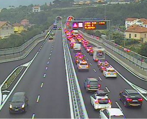 Traffico intenso verso la riviera di Ponente: code in A6, A10 e A26