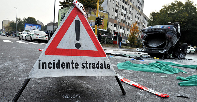 Incidente in via Milano a Genova, grave un ventottenne