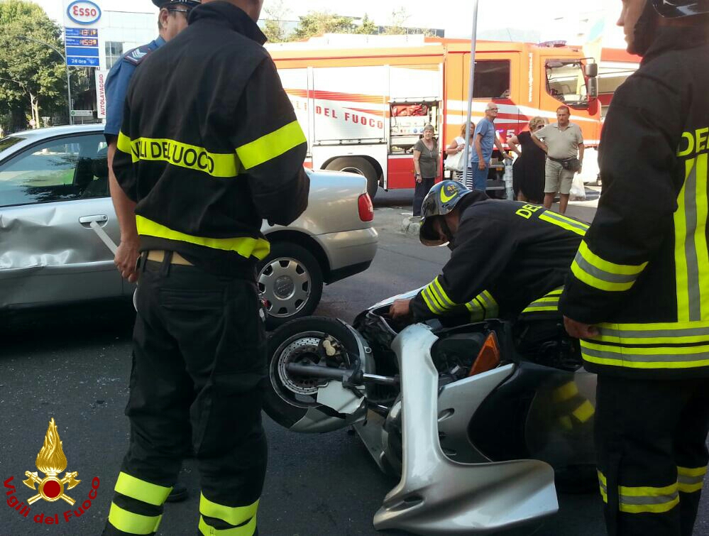 Scooter contro auto, conducente trasportata al pronto soccorso della Spezia