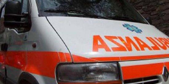 Si schianta con l'auto per un malore, 70enne all'ospedale