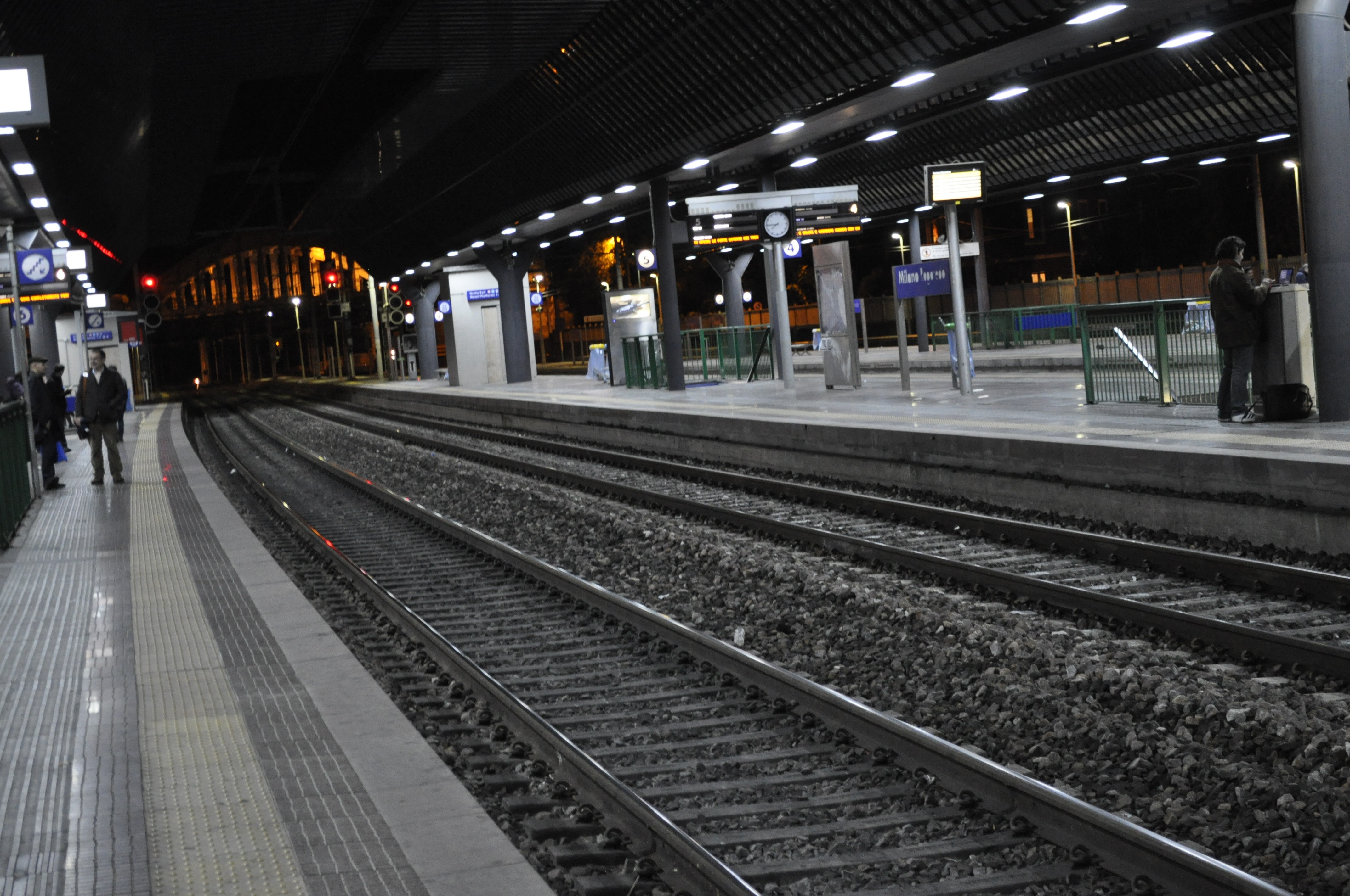 Donna travolta da treno a Milano Rogoredo