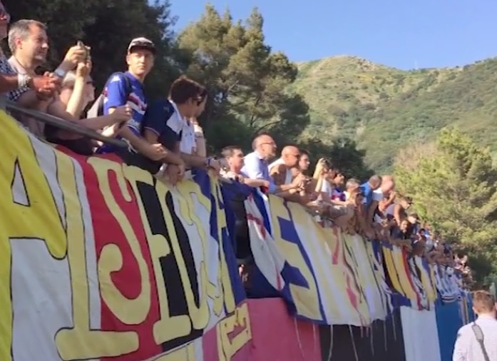 Sampdoria, a Bogliasco la carica di oltre mille tifosi: 