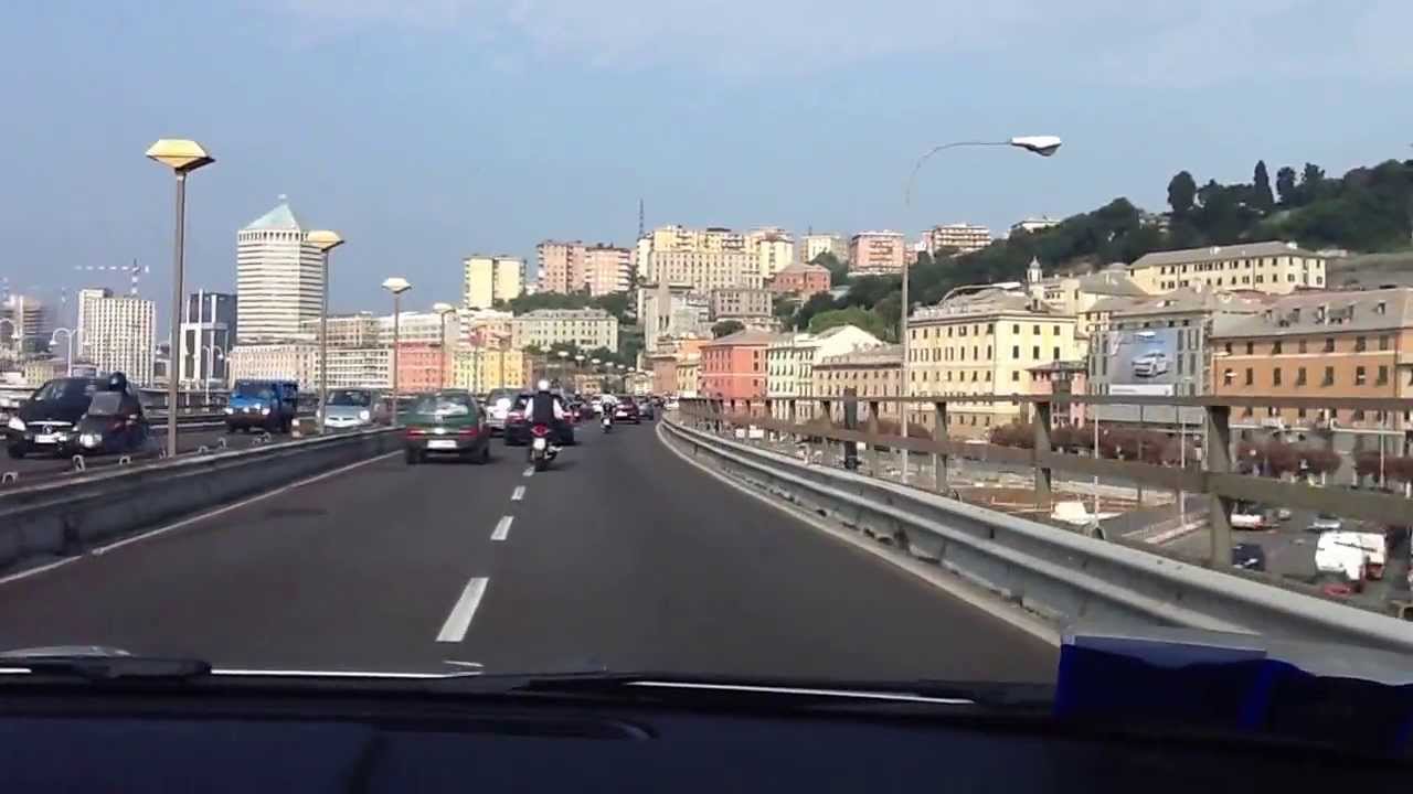 Scontro auto-moto in Sopraelevata, ferito lo scooterista