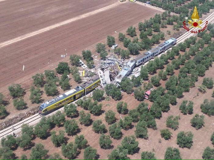 Scontro tra due treni in Puglia, almeno 14 morti e decine di feriti