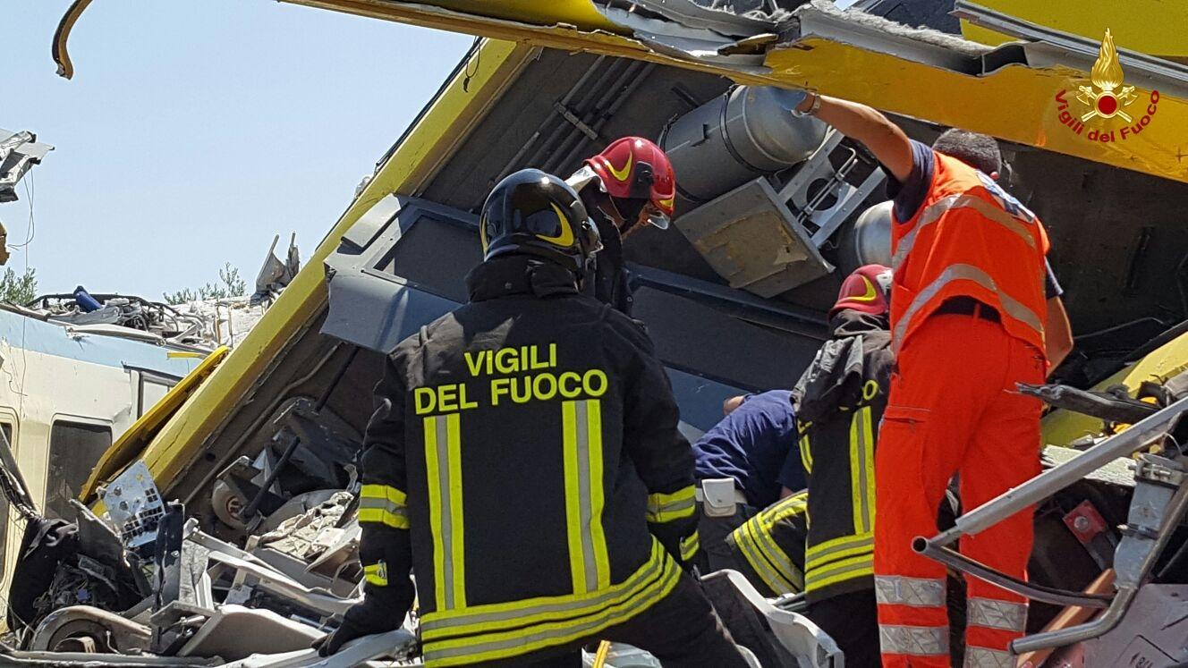 Tragedia in Puglia, le lamiere contorte nascondono altri resti umani