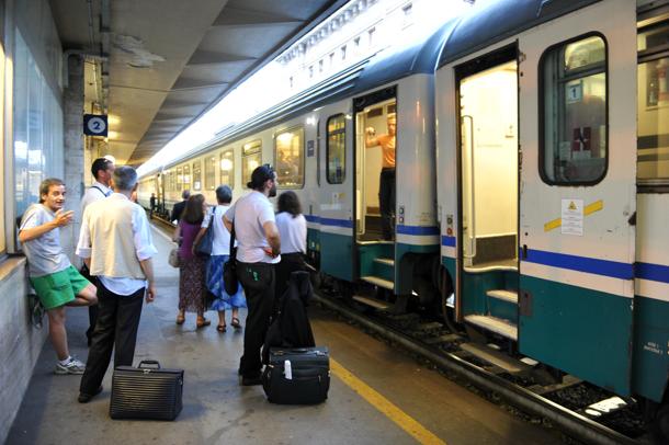 Passeggeri sequestrati sul treno a Brignole: porte bloccate e nessuna spiegazione