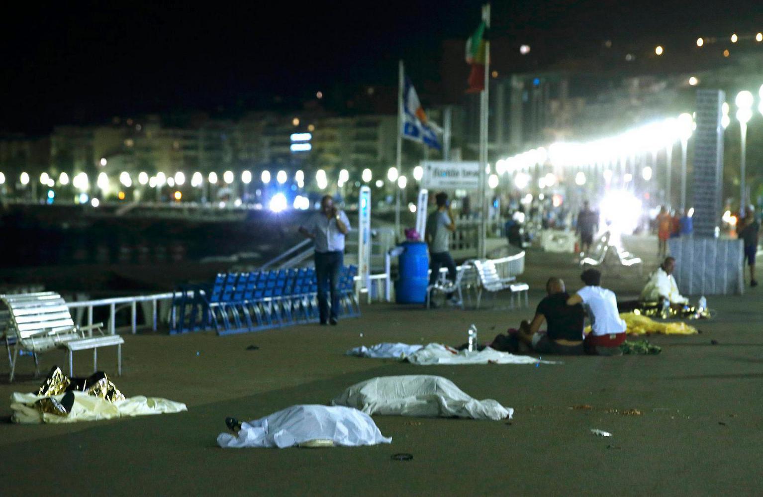 Strage a Nizza, città sotto choc. Resta chiusa la Promenade des Anglais