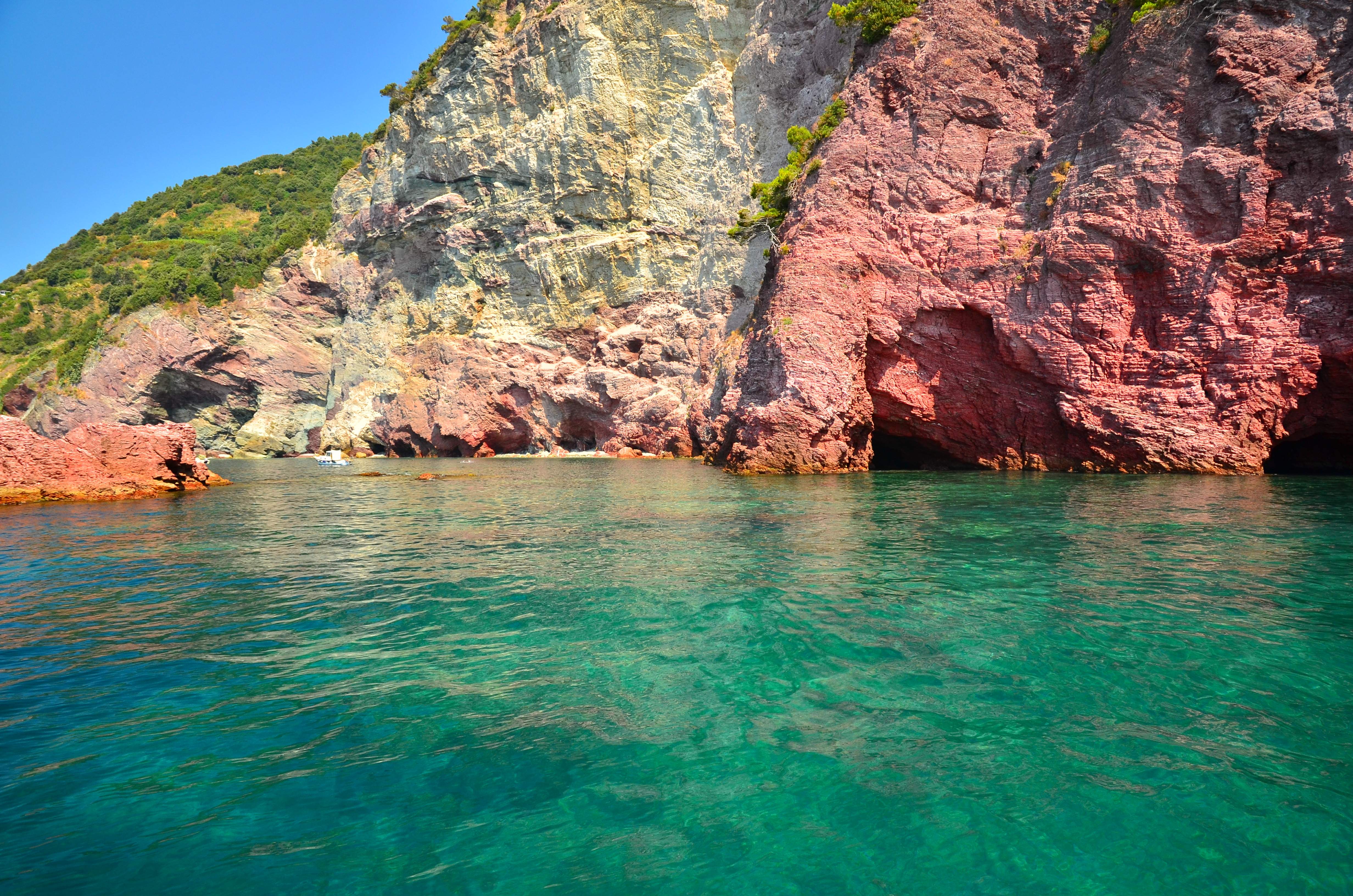 Uomo in arresto cardiaco sulla spiaggia, muore durante il trasporto in mare