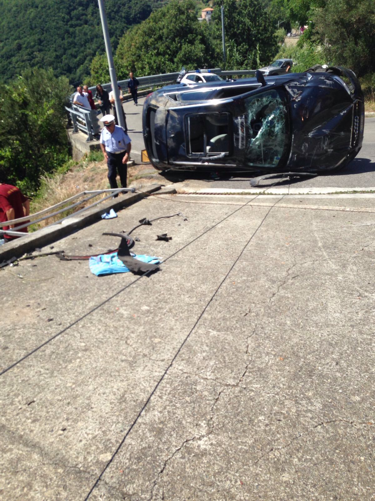 Auto si cappotta e rimane in bilico su un precipizio, illeso il conducente