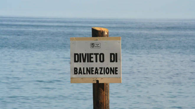 Spiaggia di Multedo non balneabile, ma nessun cartello lo segnala