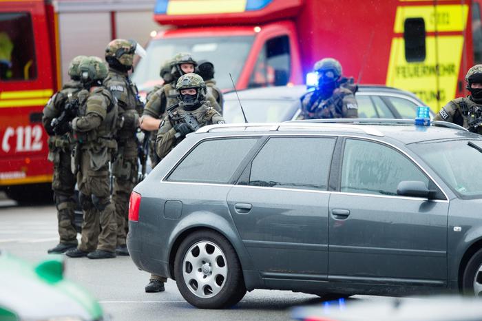 Terrore a Monaco di Baviera, spari in un centro commerciale