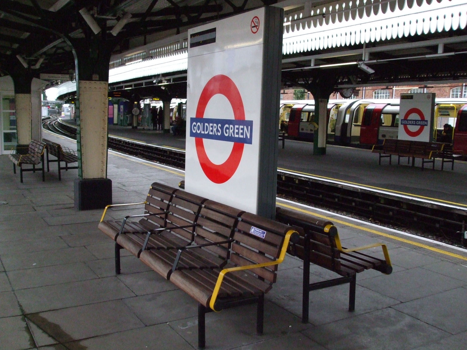 Riaperte le due stazioni evacuate della Tube londinese