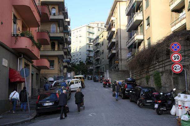 Ubriaco alla guida sfascia un'auto e perde le staffe: portato in ospedale