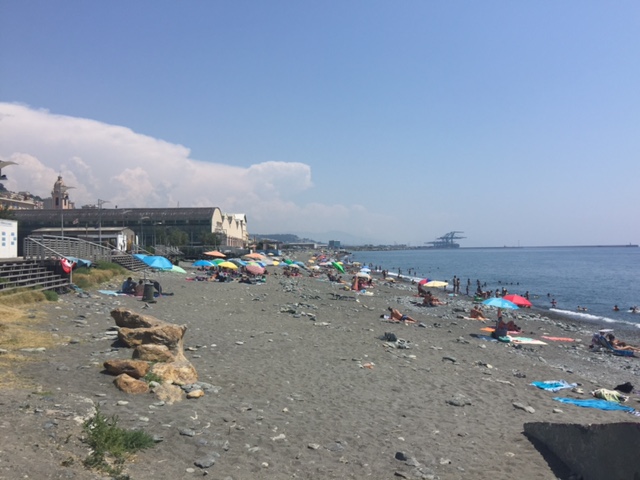 Spiaggia di Voltri, in due chilometri neanche un bagnino del Comune 