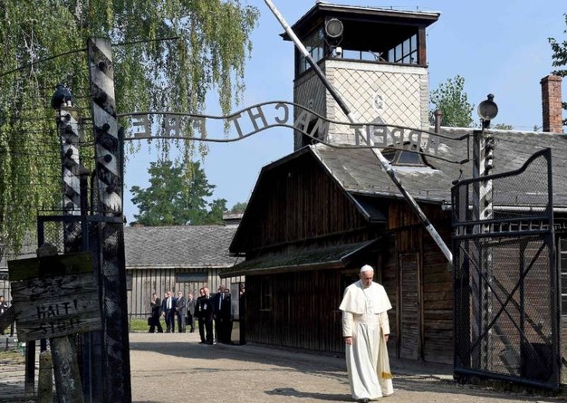 Papa Francesco in visita al campo di concentramento di Auschwitz