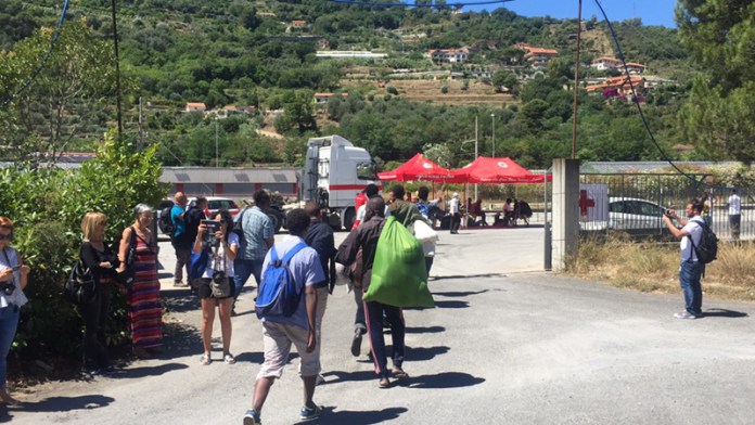 Ventimiglia, aggrediti quattro operatori e due poliziotti nel centro migranti