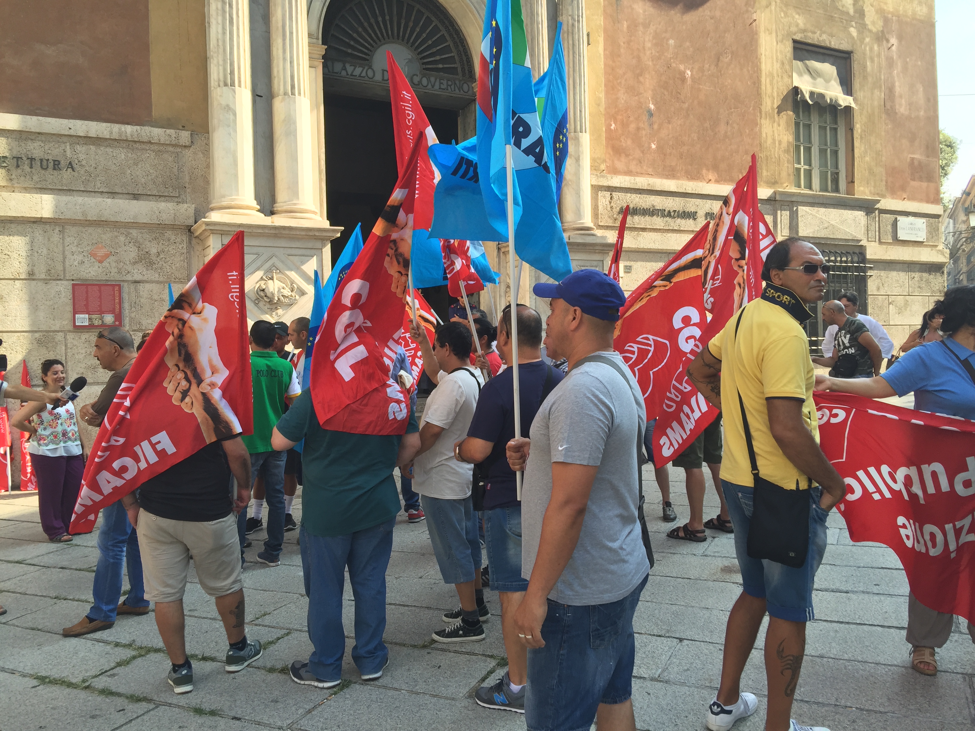 Raccolta differenziata a Genova, 130 lavoratori a casa: presidio davanti alla Prefettura