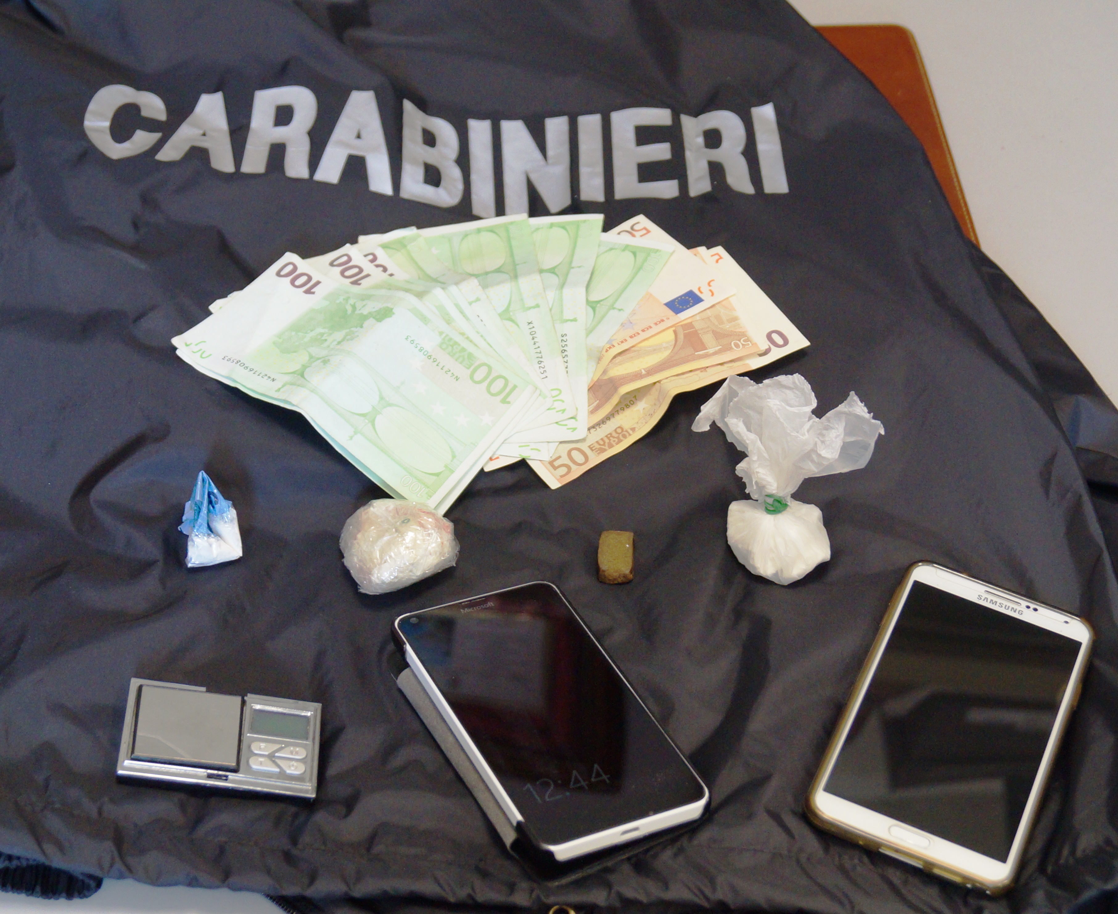 Albenga, arrestati due pusher per detenzione di stupefacenti e armi