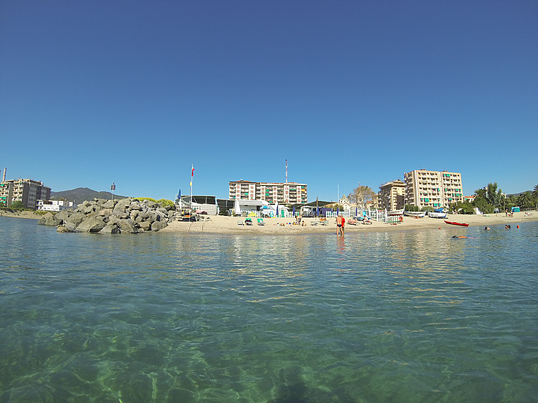 Savona, bambino rischia di annegare davanti alla spiaggia di Zinola