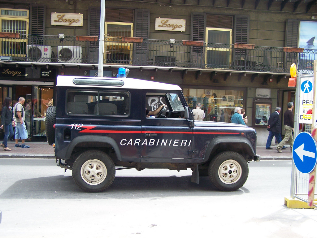 Rapinano supermarket armati di coltello, due persone ricercate 