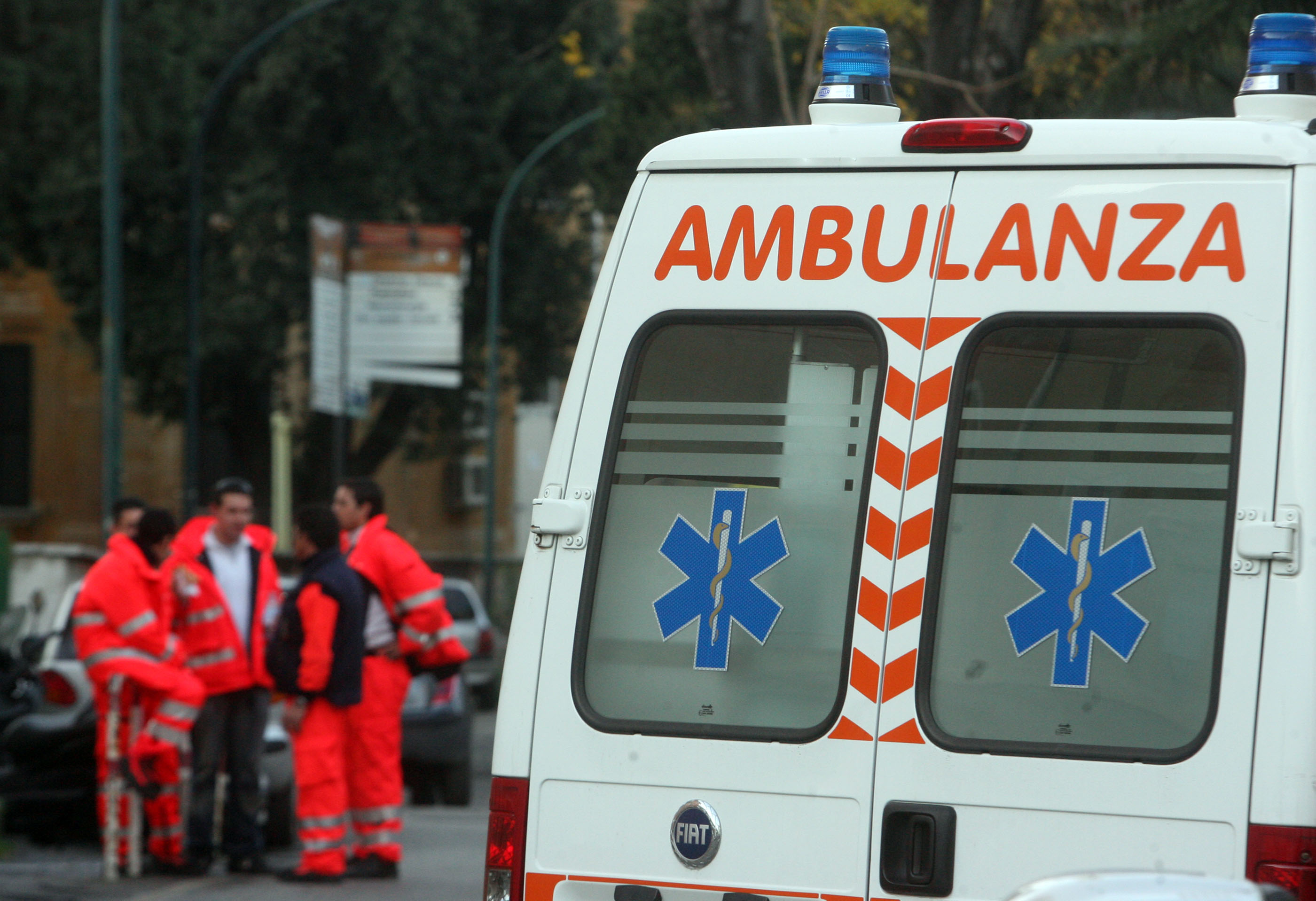 Uomo in moto si schianta contro furgoncino, in gravi condizioni al Sant'Andrea