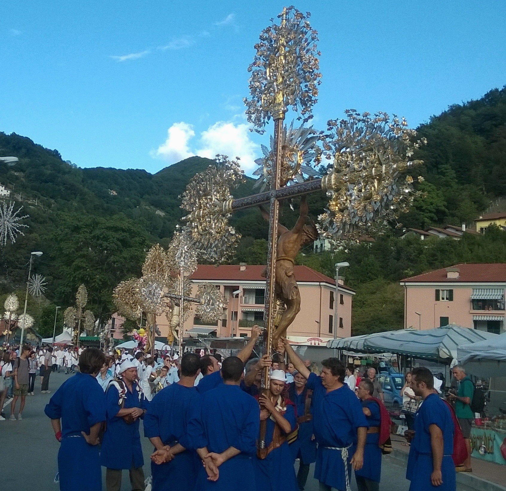 Grande attesa per la festa di San Rocco: crocefissi e fuochi d'artificio